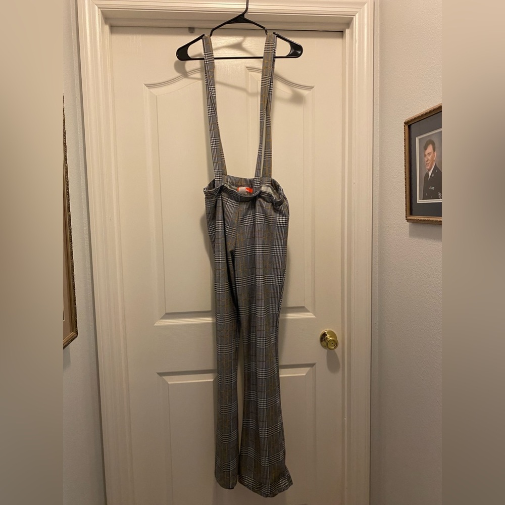 Black, what’s, and yellow jumpsuit!